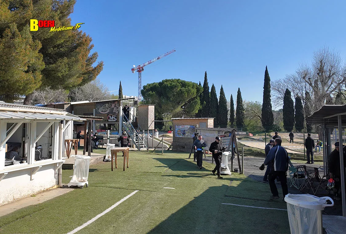 Challenge 100%RC Montpellier : vivez une course de voitures radiocommandées unique avec pilotes passionnés, vitesse extrême et ambiance électrique. Challenge 100%RC Montpellier : vivez une course de voitures radiocommandées unique avec pilotes passionnés, vitesse extrême et ambiance électrique.