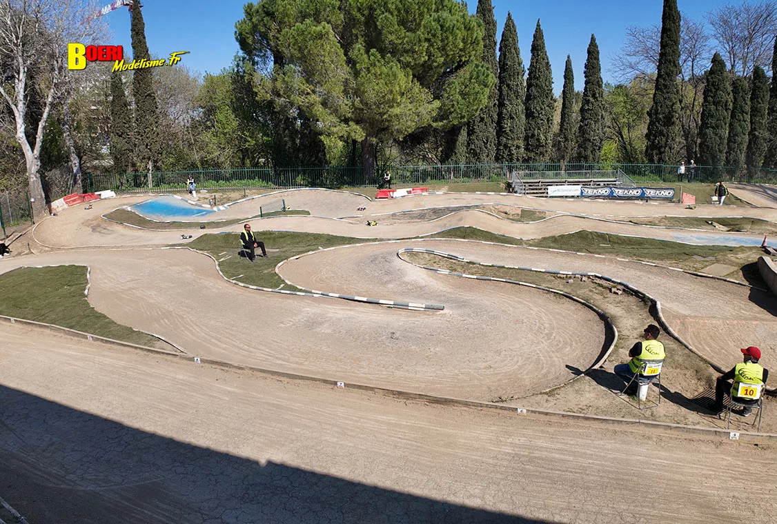 Challenge 100%RC Montpellier : vivez une course de voitures radiocommandées unique avec pilotes passionnés, vitesse extrême et ambiance électrique. Challenge 100%RC Montpellier : vivez une course de voitures radiocommandées unique avec pilotes passionnés, vitesse extrême et ambiance électrique.