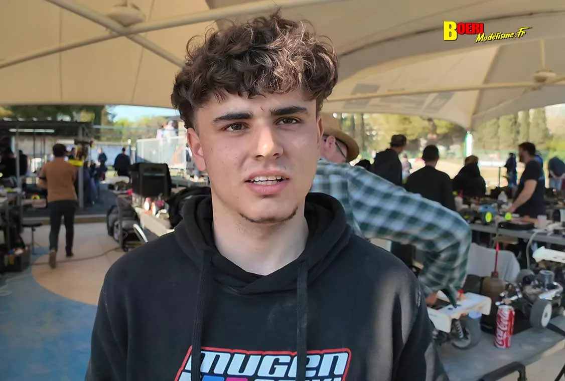 Challenge 100%RC Montpellier : vivez une course de voitures radiocommandées unique avec pilotes passionnés, vitesse extrême et ambiance électrique.