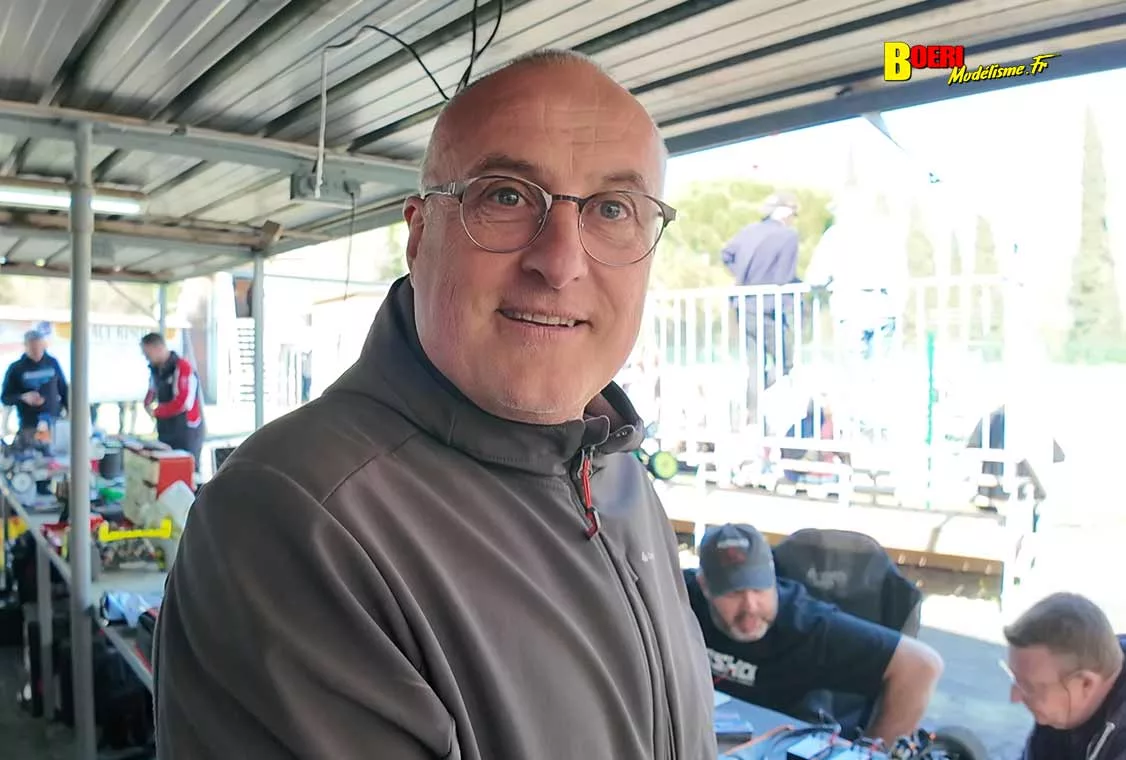 Challenge 100%RC Montpellier : vivez une course de voitures radiocommandées unique avec pilotes passionnés, vitesse extrême et ambiance électrique. Challenge 100%RC Montpellier : vivez une course de voitures radiocommandées unique avec pilotes passionnés, vitesse extrême et ambiance électrique.