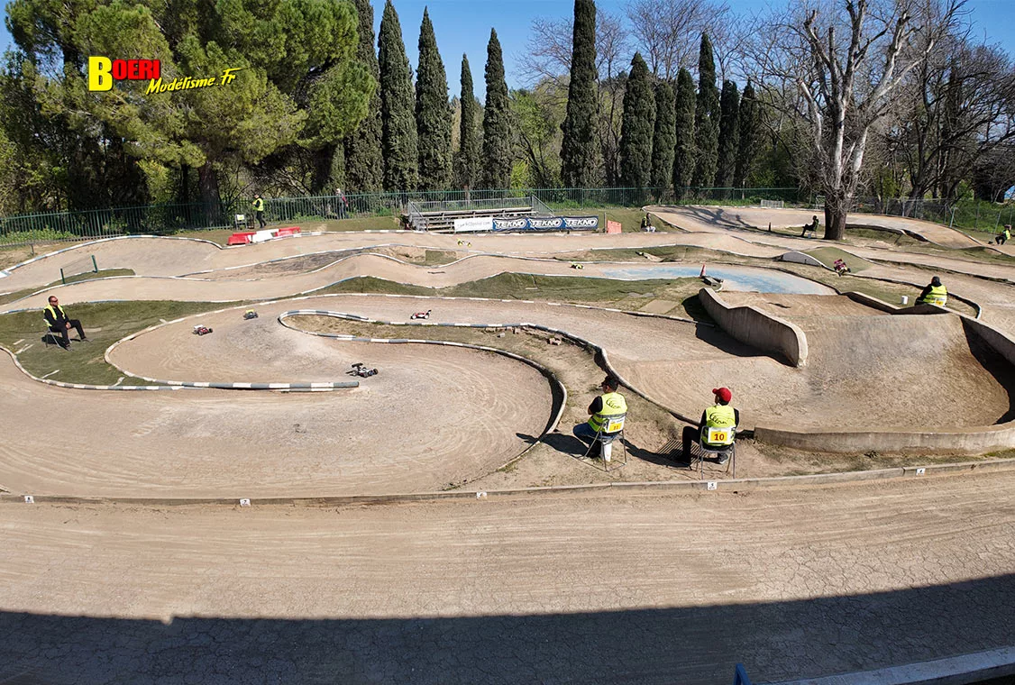 Challenge 100%RC Montpellier : vivez une course de voitures radiocommandées unique avec pilotes passionnés, vitesse extrême et ambiance électrique. Challenge 100%RC Montpellier : vivez une course de voitures radiocommandées unique avec pilotes passionnés, vitesse extrême et ambiance électrique.