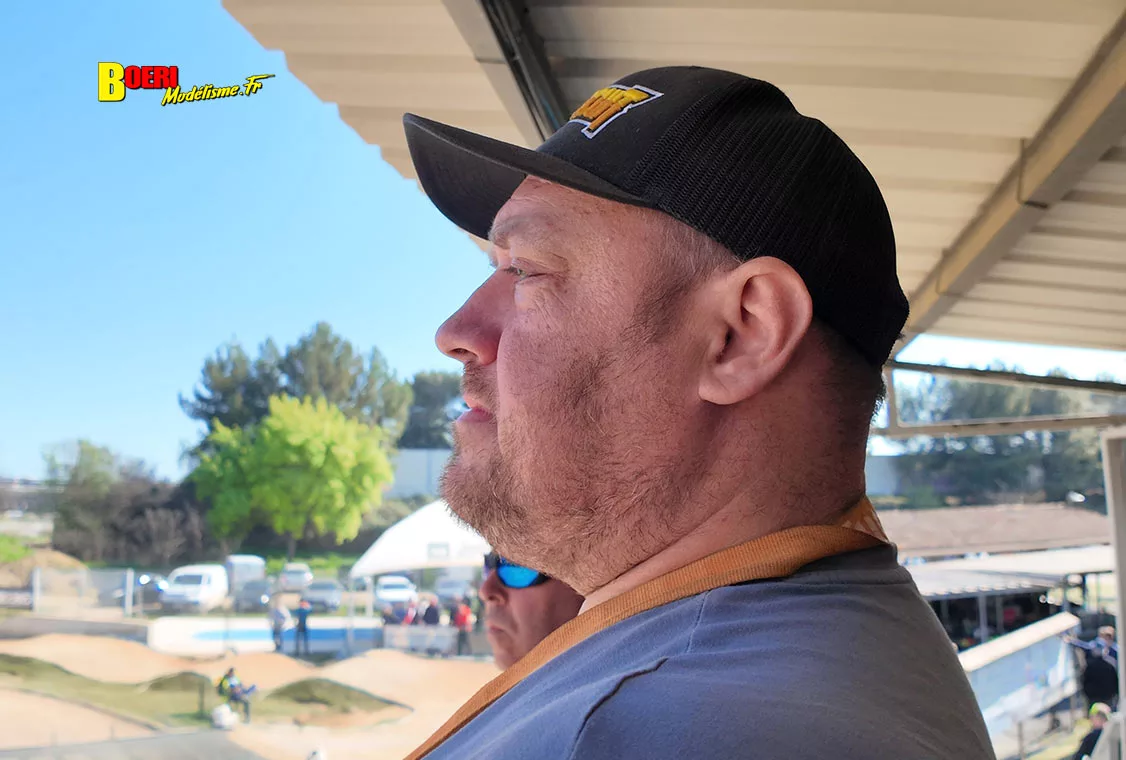 Challenge 100%RC Montpellier : vivez une course de voitures radiocommandées unique avec pilotes passionnés, vitesse extrême et ambiance électrique. Challenge 100%RC Montpellier : vivez une course de voitures radiocommandées unique avec pilotes passionnés, vitesse extrême et ambiance électrique.