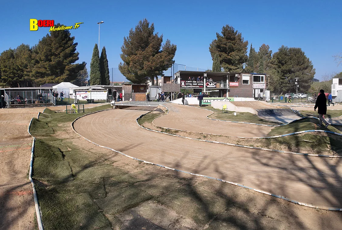 Challenge 100%RC Montpellier : vivez une course de voitures radiocommandées unique avec pilotes passionnés, vitesse extrême et ambiance électrique.