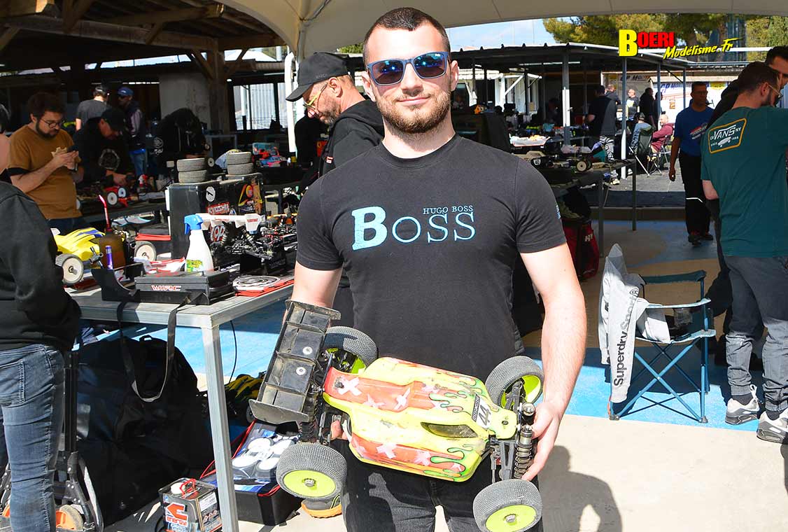 Challenge 100%RC Montpellier : vivez une course de voitures radiocommandées unique avec pilotes passionnés, vitesse extrême et ambiance électrique. Challenge 100%RC Montpellier : vivez une course de voitures radiocommandées unique avec pilotes passionnés, vitesse extrême et ambiance électrique.