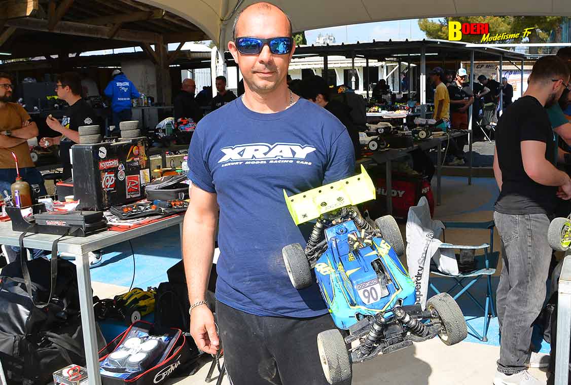 Challenge 100%RC Montpellier : vivez une course de voitures radiocommandées unique avec pilotes passionnés, vitesse extrême et ambiance électrique.