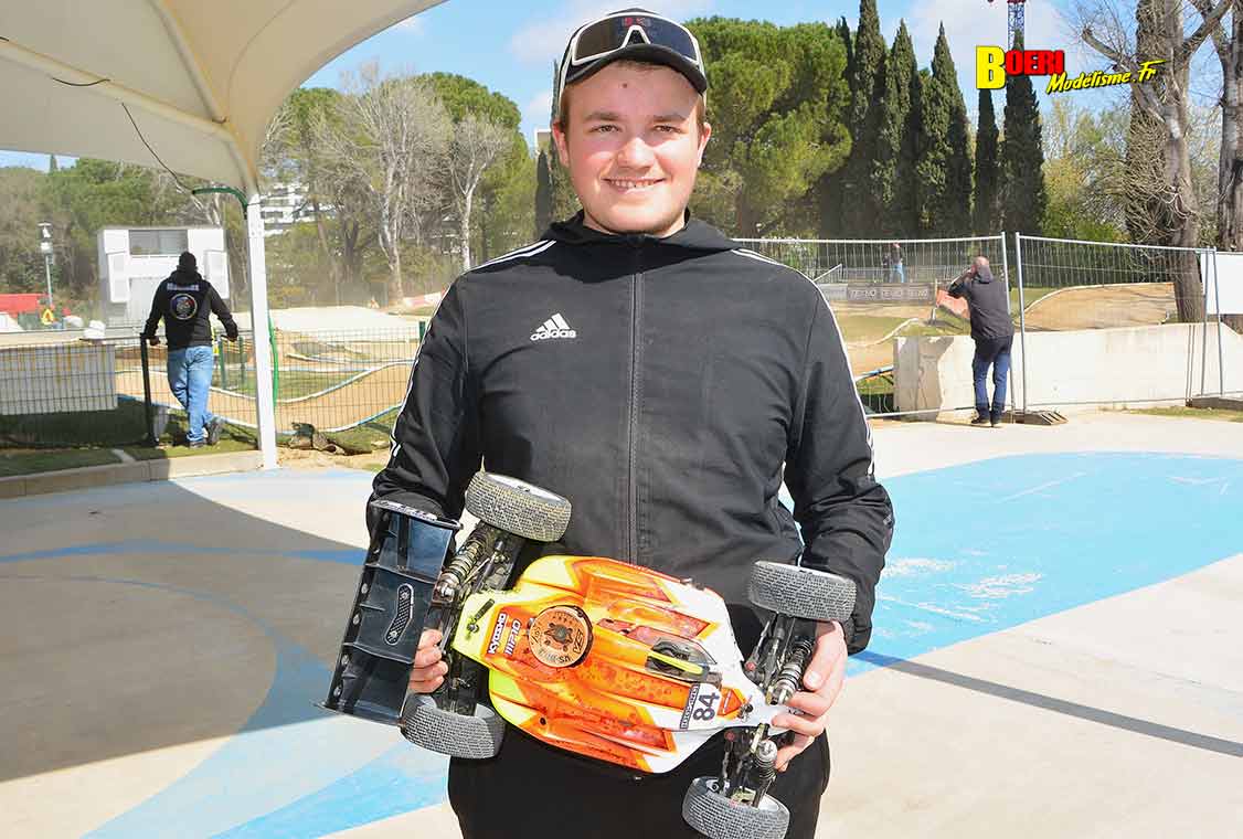 Challenge 100%RC Montpellier : vivez une course de voitures radiocommandées unique avec pilotes passionnés, vitesse extrême et ambiance électrique.