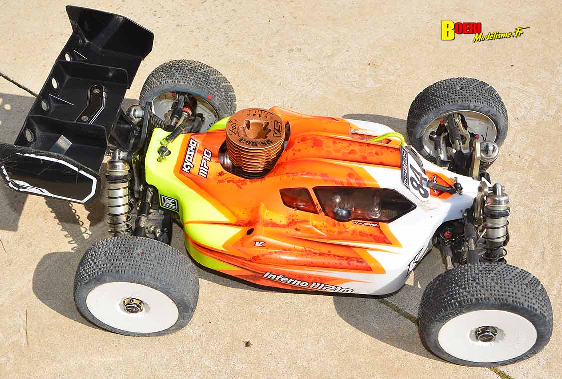 Challenge 100%RC Montpellier : vivez une course de voitures radiocommandées unique avec pilotes passionnés, vitesse extrême et ambiance électrique.