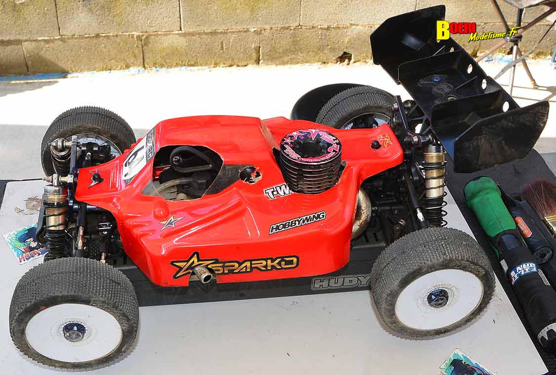 Challenge 100%RC Montpellier : vivez une course de voitures radiocommandées unique avec pilotes passionnés, vitesse extrême et ambiance électrique. Challenge 100%RC Montpellier : vivez une course de voitures radiocommandées unique avec pilotes passionnés, vitesse extrême et ambiance électrique.