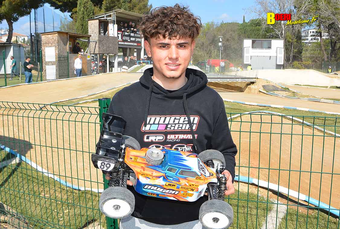 Challenge 100%RC Montpellier : vivez une course de voitures radiocommandées unique avec pilotes passionnés, vitesse extrême et ambiance électrique. Challenge 100%RC Montpellier : vivez une course de voitures radiocommandées unique avec pilotes passionnés, vitesse extrême et ambiance électrique.