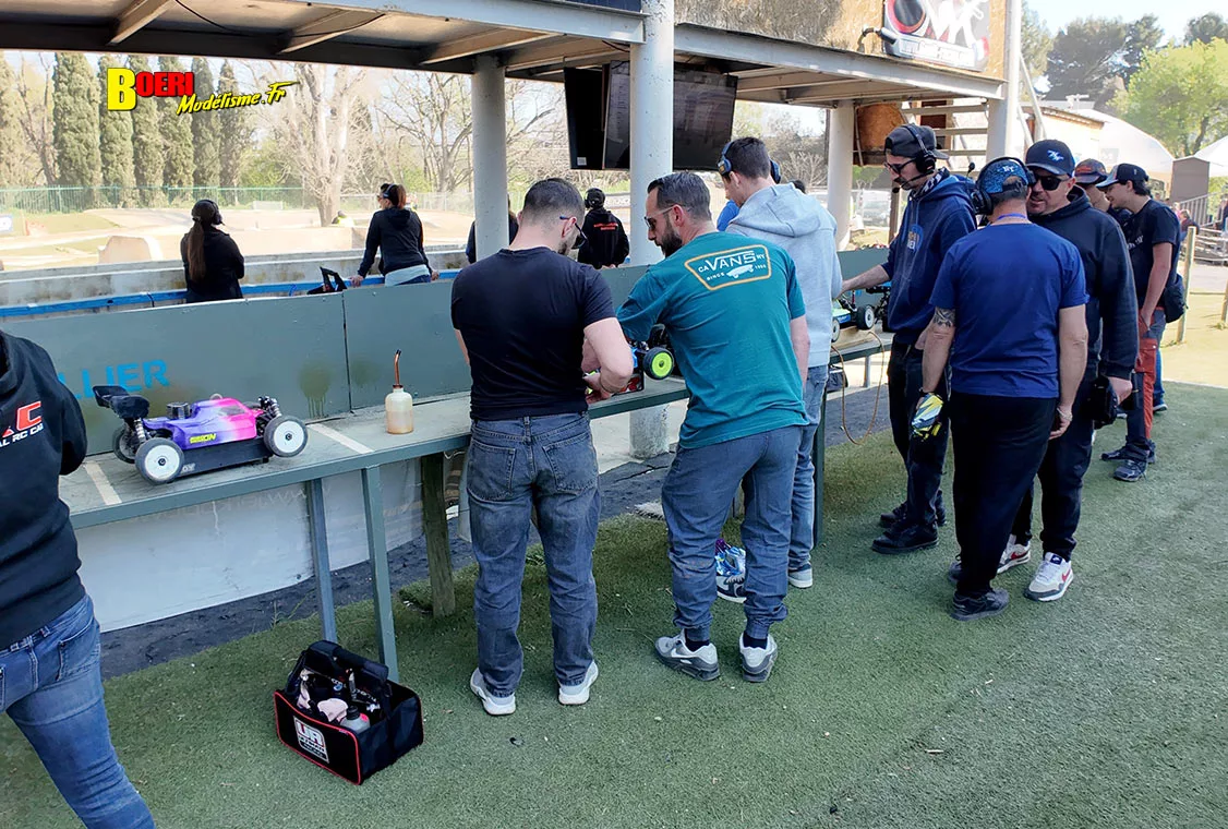 Challenge 100%RC Montpellier : vivez une course de voitures radiocommandées unique avec pilotes passionnés, vitesse extrême et ambiance électrique. Challenge 100%RC Montpellier : vivez une course de voitures radiocommandées unique avec pilotes passionnés, vitesse extrême et ambiance électrique.