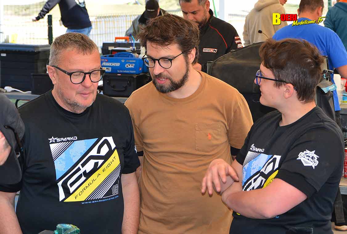 Challenge 100%RC Montpellier : vivez une course de voitures radiocommandées unique avec pilotes passionnés, vitesse extrême et ambiance électrique. Challenge 100%RC Montpellier : vivez une course de voitures radiocommandées unique avec pilotes passionnés, vitesse extrême et ambiance électrique.