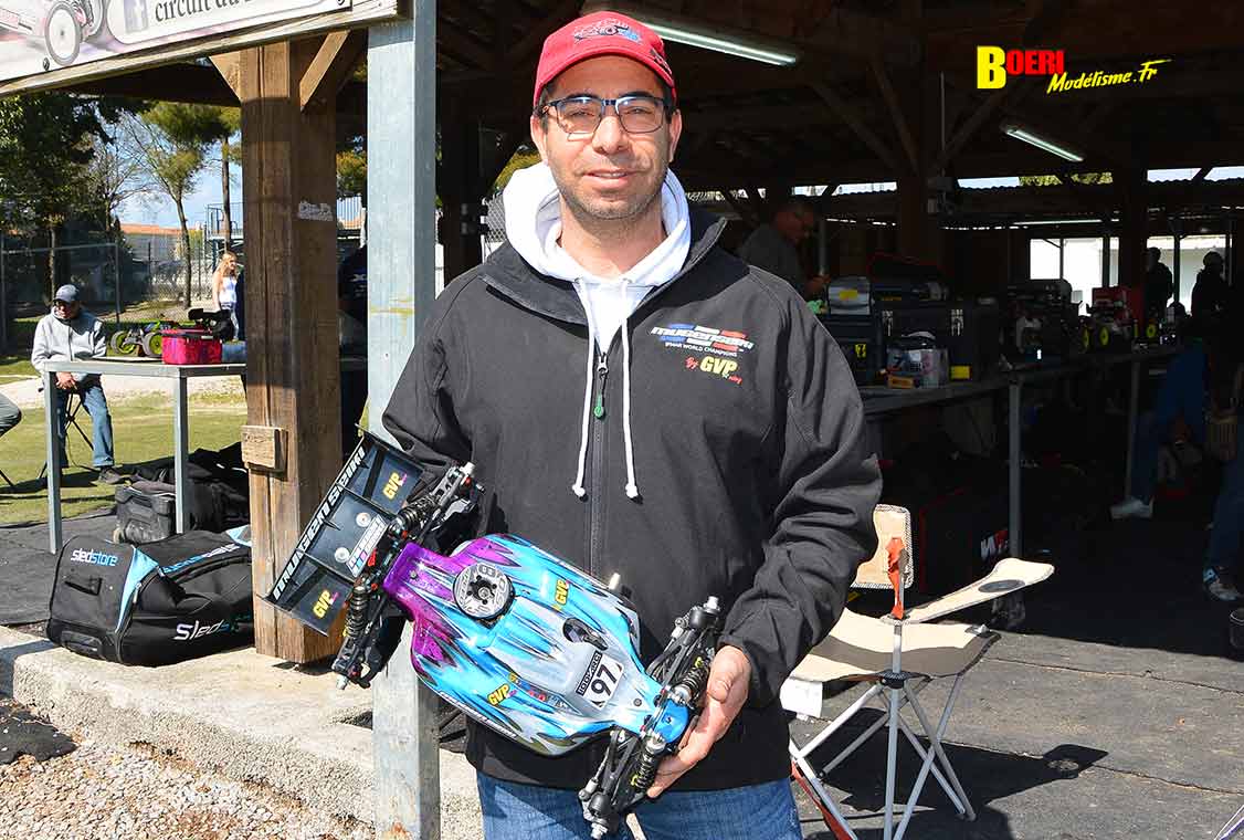 Challenge 100%RC Montpellier : vivez une course de voitures radiocommandées unique avec pilotes passionnés, vitesse extrême et ambiance électrique. Challenge 100%RC Montpellier : vivez une course de voitures radiocommandées unique avec pilotes passionnés, vitesse extrême et ambiance électrique.