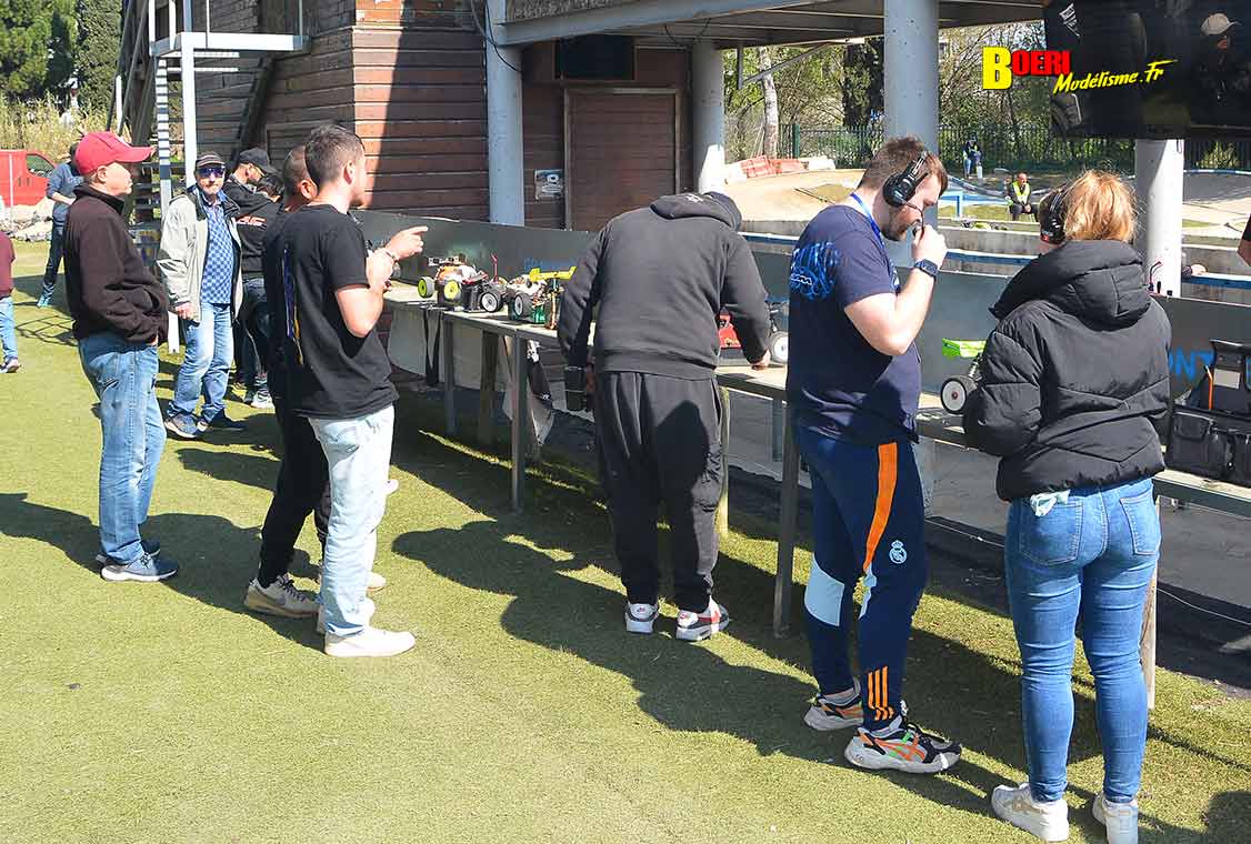 Challenge 100%RC Montpellier : vivez une course de voitures radiocommandées unique avec pilotes passionnés, vitesse extrême et ambiance électrique. Challenge 100%RC Montpellier : vivez une course de voitures radiocommandées unique avec pilotes passionnés, vitesse extrême et ambiance électrique.