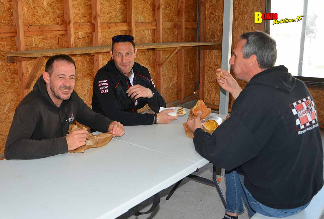 Challenge 100%RC Montpellier : vivez une course de voitures radiocommandées unique avec pilotes passionnés, vitesse extrême et ambiance électrique. Challenge 100%RC Montpellier : vivez une course de voitures radiocommandées unique avec pilotes passionnés, vitesse extrême et ambiance électrique.