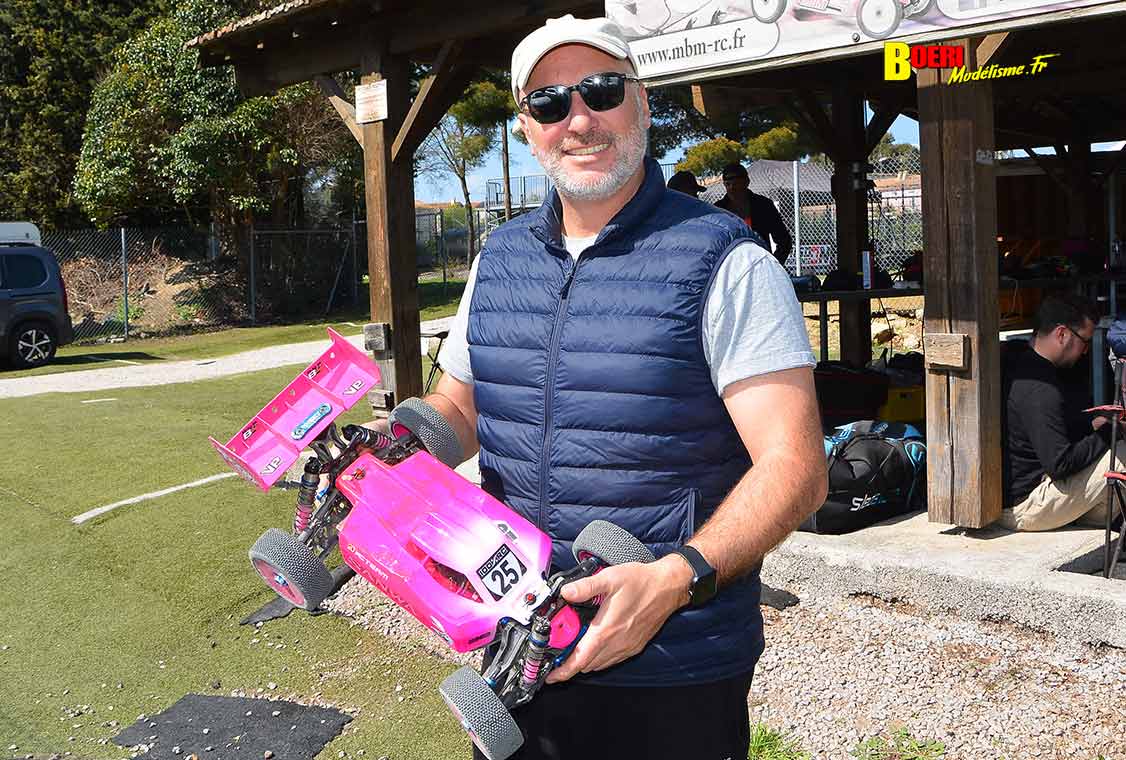 Challenge 100%RC Montpellier : vivez une course de voitures radiocommandées unique avec pilotes passionnés, vitesse extrême et ambiance électrique. Challenge 100%RC Montpellier : vivez une course de voitures radiocommandées unique avec pilotes passionnés, vitesse extrême et ambiance électrique.