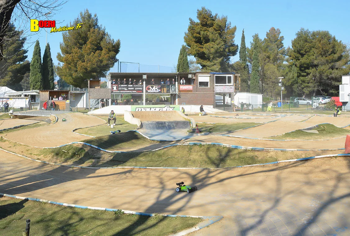 Challenge 100%RC Montpellier : vivez une course de voitures radiocommandées unique avec pilotes passionnés, vitesse extrême et ambiance électrique. Challenge 100%RC Montpellier : vivez une course de voitures radiocommandées unique avec pilotes passionnés, vitesse extrême et ambiance électrique.