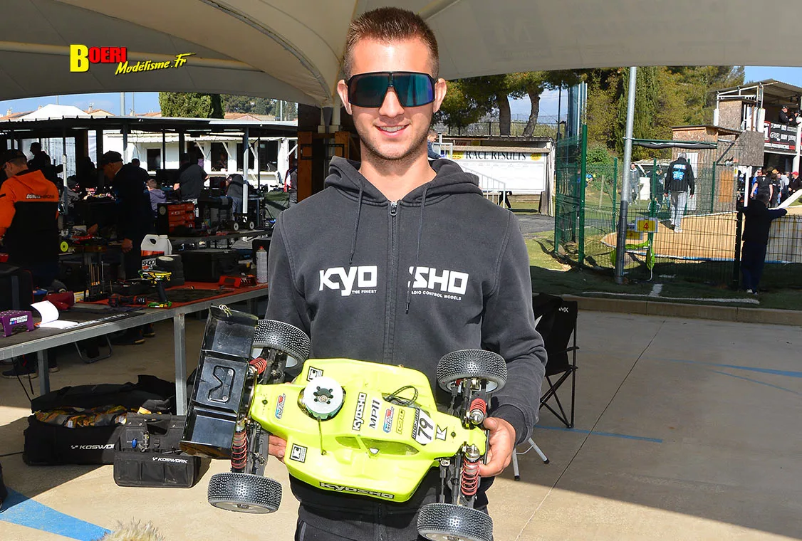 Challenge 100%RC Montpellier : vivez une course de voitures radiocommandées unique avec pilotes passionnés, vitesse extrême et ambiance électrique. Challenge 100%RC Montpellier : vivez une course de voitures radiocommandées unique avec pilotes passionnés, vitesse extrême et ambiance électrique.