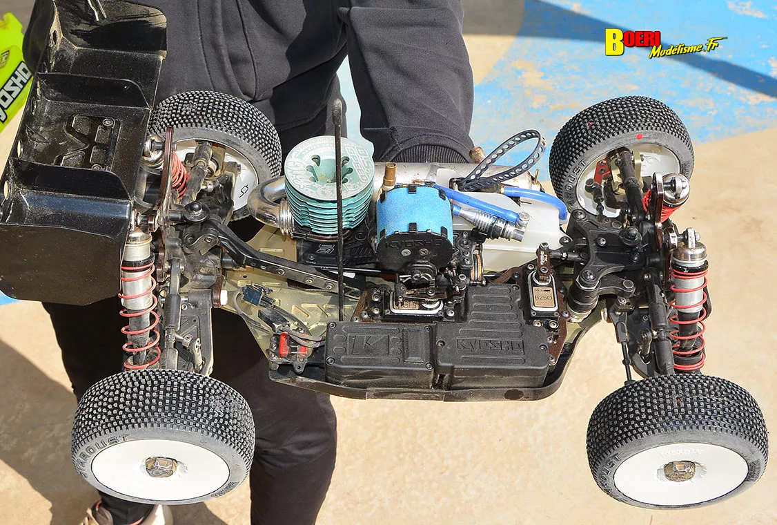 Challenge 100%RC Montpellier : vivez une course de voitures radiocommandées unique avec pilotes passionnés, vitesse extrême et ambiance électrique. Challenge 100%RC Montpellier : vivez une course de voitures radiocommandées unique avec pilotes passionnés, vitesse extrême et ambiance électrique.