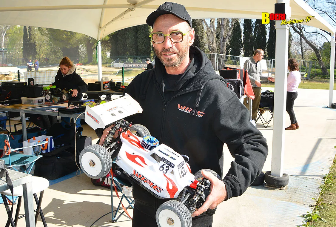Challenge 100%RC Montpellier : vivez une course de voitures radiocommandées unique avec pilotes passionnés, vitesse extrême et ambiance électrique. Challenge 100%RC Montpellier : vivez une course de voitures radiocommandées unique avec pilotes passionnés, vitesse extrême et ambiance électrique.