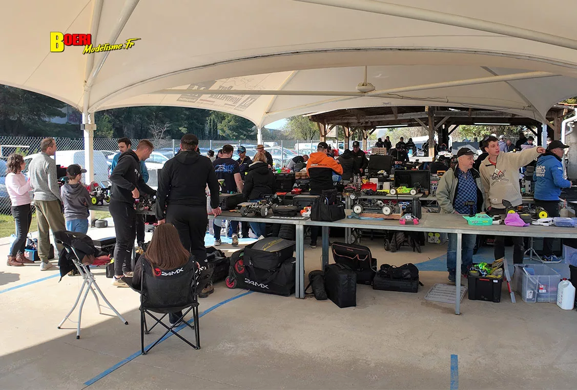 Challenge 100%RC Montpellier : vivez une course de voitures radiocommandées unique avec pilotes passionnés, vitesse extrême et ambiance électrique. Challenge 100%RC Montpellier : vivez une course de voitures radiocommandées unique avec pilotes passionnés, vitesse extrême et ambiance électrique.