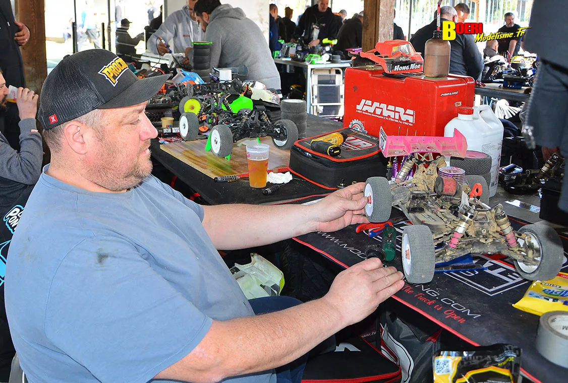 Challenge 100%RC Montpellier : vivez une course de voitures radiocommandées unique avec pilotes passionnés, vitesse extrême et ambiance électrique. Challenge 100%RC Montpellier : vivez une course de voitures radiocommandées unique avec pilotes passionnés, vitesse extrême et ambiance électrique.