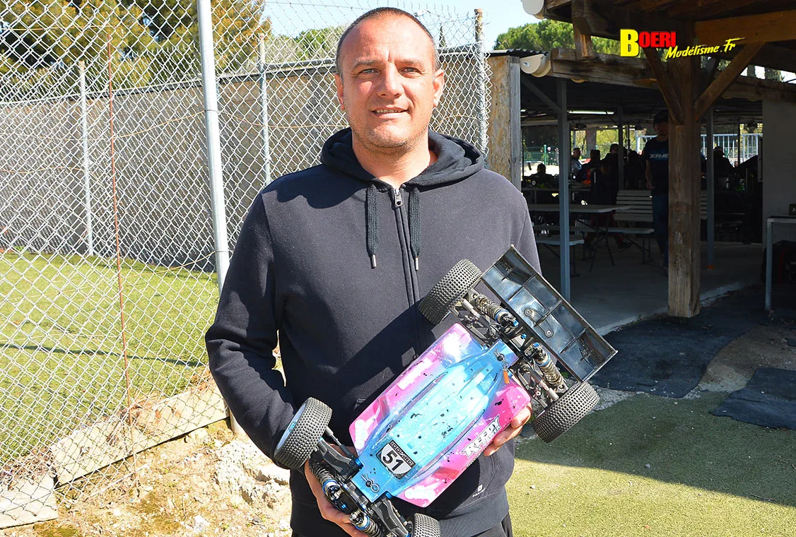 Challenge 100%RC Montpellier : vivez une course de voitures radiocommandées unique avec pilotes passionnés, vitesse extrême et ambiance électrique. Challenge 100%RC Montpellier : vivez une course de voitures radiocommandées unique avec pilotes passionnés, vitesse extrême et ambiance électrique.