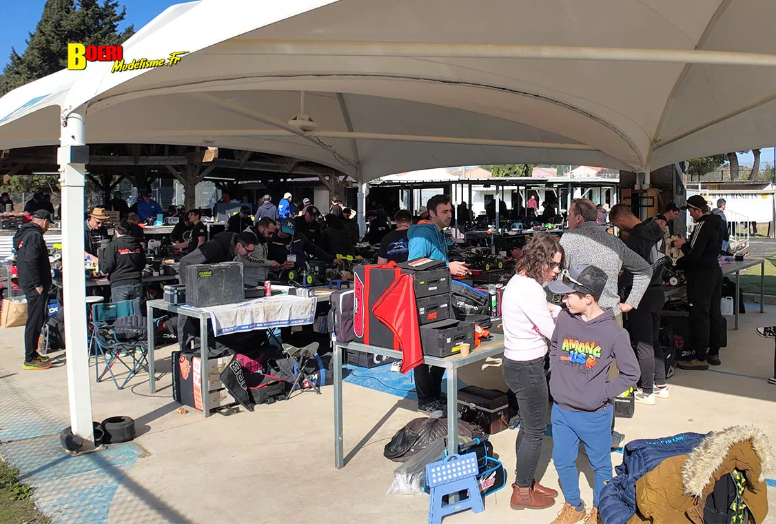 Challenge 100%RC Montpellier : vivez une course de voitures radiocommandées unique avec pilotes passionnés, vitesse extrême et ambiance électrique. Challenge 100%RC Montpellier : vivez une course de voitures radiocommandées unique avec pilotes passionnés, vitesse extrême et ambiance électrique.