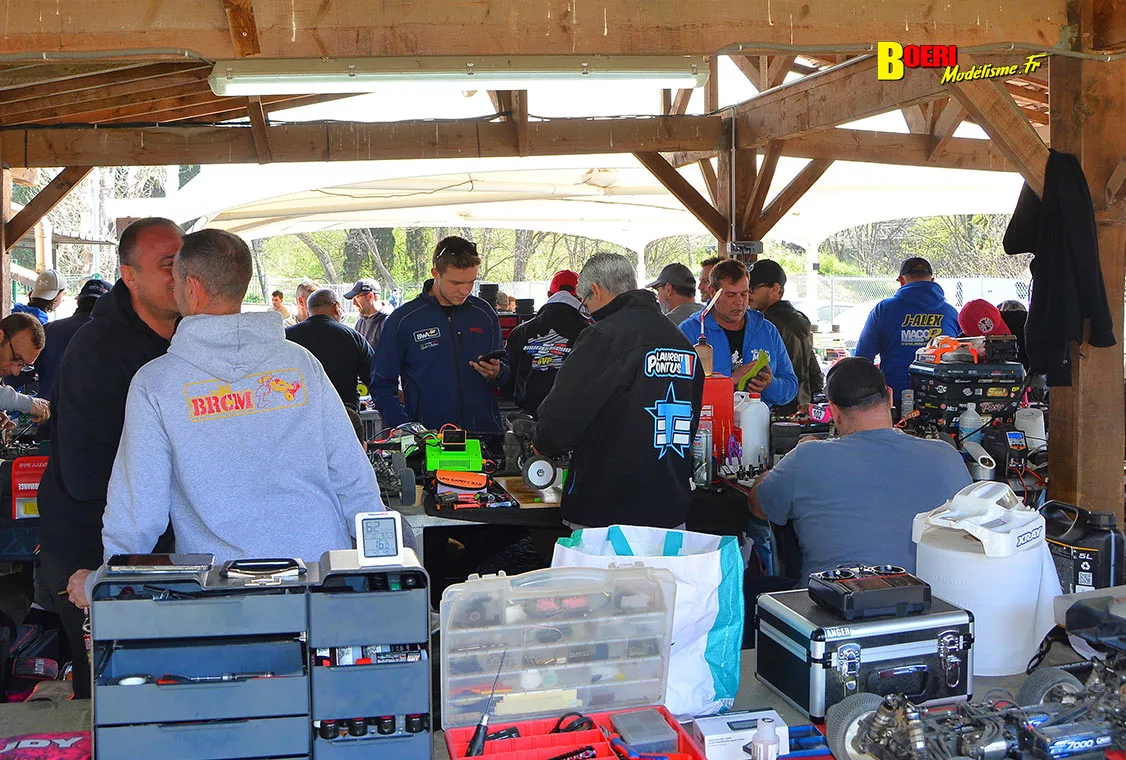 Challenge 100%RC Montpellier : vivez une course de voitures radiocommandées unique avec pilotes passionnés, vitesse extrême et ambiance électrique. Challenge 100%RC Montpellier : vivez une course de voitures radiocommandées unique avec pilotes passionnés, vitesse extrême et ambiance électrique.