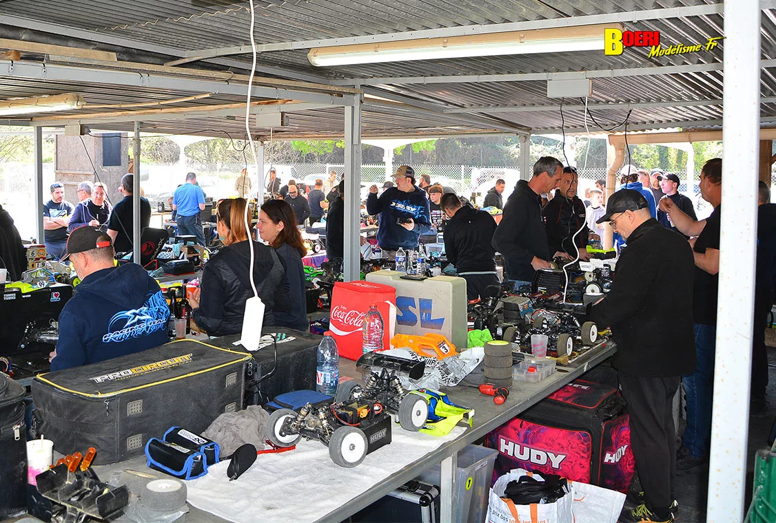 Challenge 100%RC Montpellier : vivez une course de voitures radiocommandées unique avec pilotes passionnés, vitesse extrême et ambiance électrique. Challenge 100%RC Montpellier : vivez une course de voitures radiocommandées unique avec pilotes passionnés, vitesse extrême et ambiance électrique.
