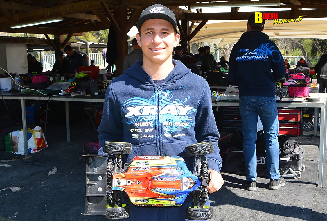 Challenge 100%RC Montpellier : vivez une course de voitures radiocommandées unique avec pilotes passionnés, vitesse extrême et ambiance électrique. Challenge 100%RC Montpellier : vivez une course de voitures radiocommandées unique avec pilotes passionnés, vitesse extrême et ambiance électrique.