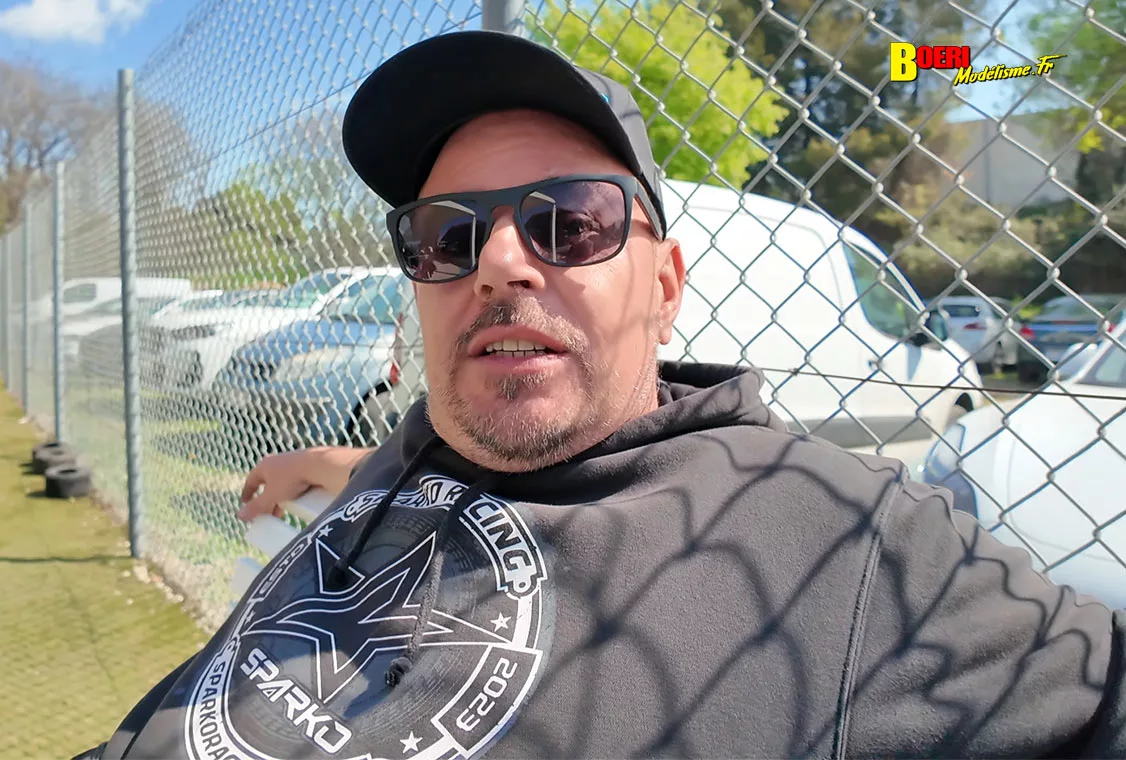 Challenge 100%RC Montpellier : vivez une course de voitures radiocommandées unique avec pilotes passionnés, vitesse extrême et ambiance électrique. Challenge 100%RC Montpellier : vivez une course de voitures radiocommandées unique avec pilotes passionnés, vitesse extrême et ambiance électrique.