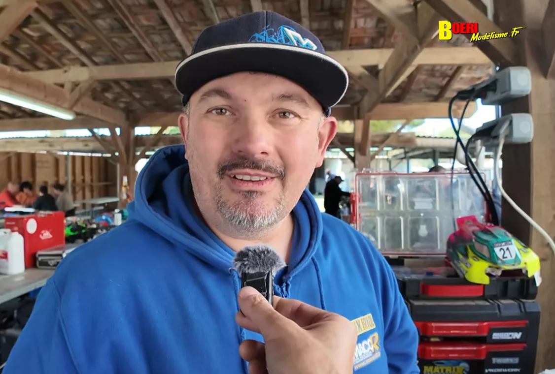 Challenge 100%RC Montpellier : vivez une course de voitures radiocommandées unique avec pilotes passionnés, vitesse extrême et ambiance électrique.