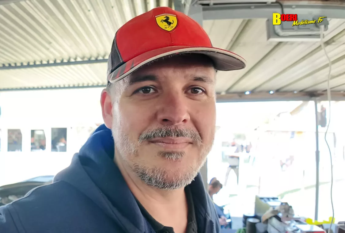 Challenge 100%RC Montpellier : vivez une course de voitures radiocommandées unique avec pilotes passionnés, vitesse extrême et ambiance électrique. Challenge 100%RC Montpellier : vivez une course de voitures radiocommandées unique avec pilotes passionnés, vitesse extrême et ambiance électrique.