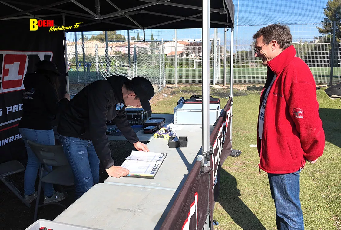 Challenge 100%RC Montpellier : vivez une course de voitures radiocommandées unique avec pilotes passionnés, vitesse extrême et ambiance électrique. Challenge 100%RC Montpellier : vivez une course de voitures radiocommandées unique avec pilotes passionnés, vitesse extrême et ambiance électrique.
