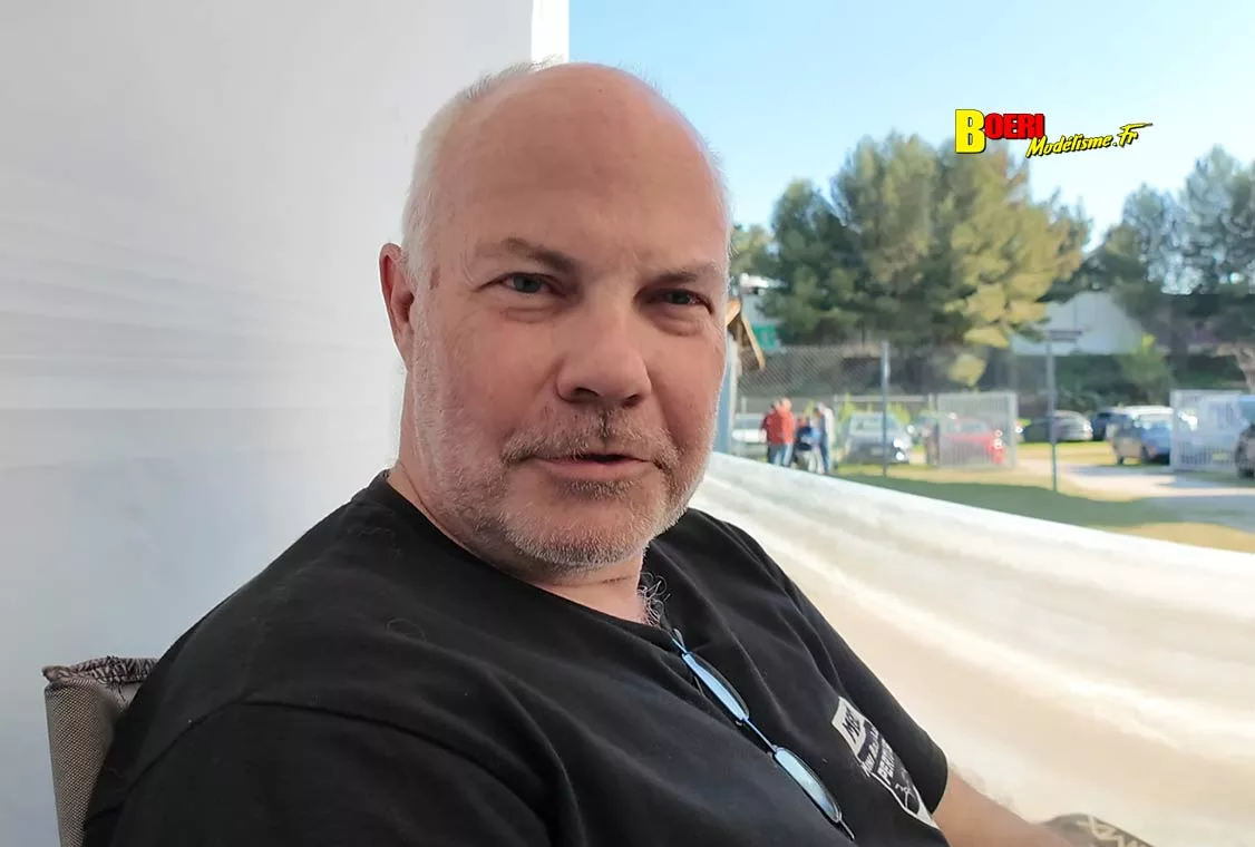 Challenge 100%RC Montpellier : vivez une course de voitures radiocommandées unique avec pilotes passionnés, vitesse extrême et ambiance électrique. Challenge 100%RC Montpellier : vivez une course de voitures radiocommandées unique avec pilotes passionnés, vitesse extrême et ambiance électrique.