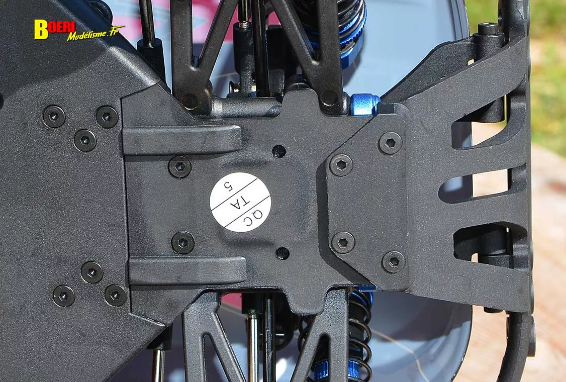 Découvrez notre test rigoureux du FTX Khaos Truggy RC 1/10 XL. Vitesse brushless, robustesse 4WD, comportement sur piste... Vaut-il son prix ? Verdict ! voiture RC FTX Khaos Truggy 4wd 1/10 XL brushless