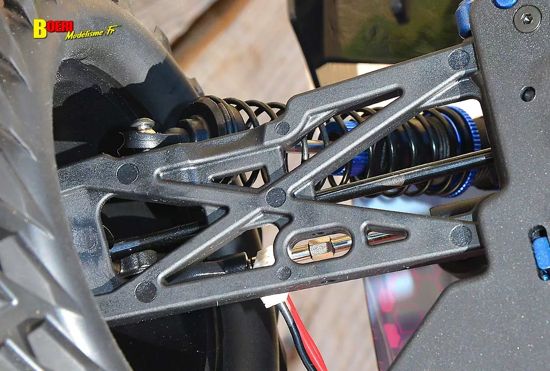 Découvrez notre test rigoureux du FTX Khaos Truggy RC 1/10 XL. Vitesse brushless, robustesse 4WD, comportement sur piste... Vaut-il son prix ? Verdict ! voiture RC FTX Khaos Truggy 4wd 1/10 XL brushless