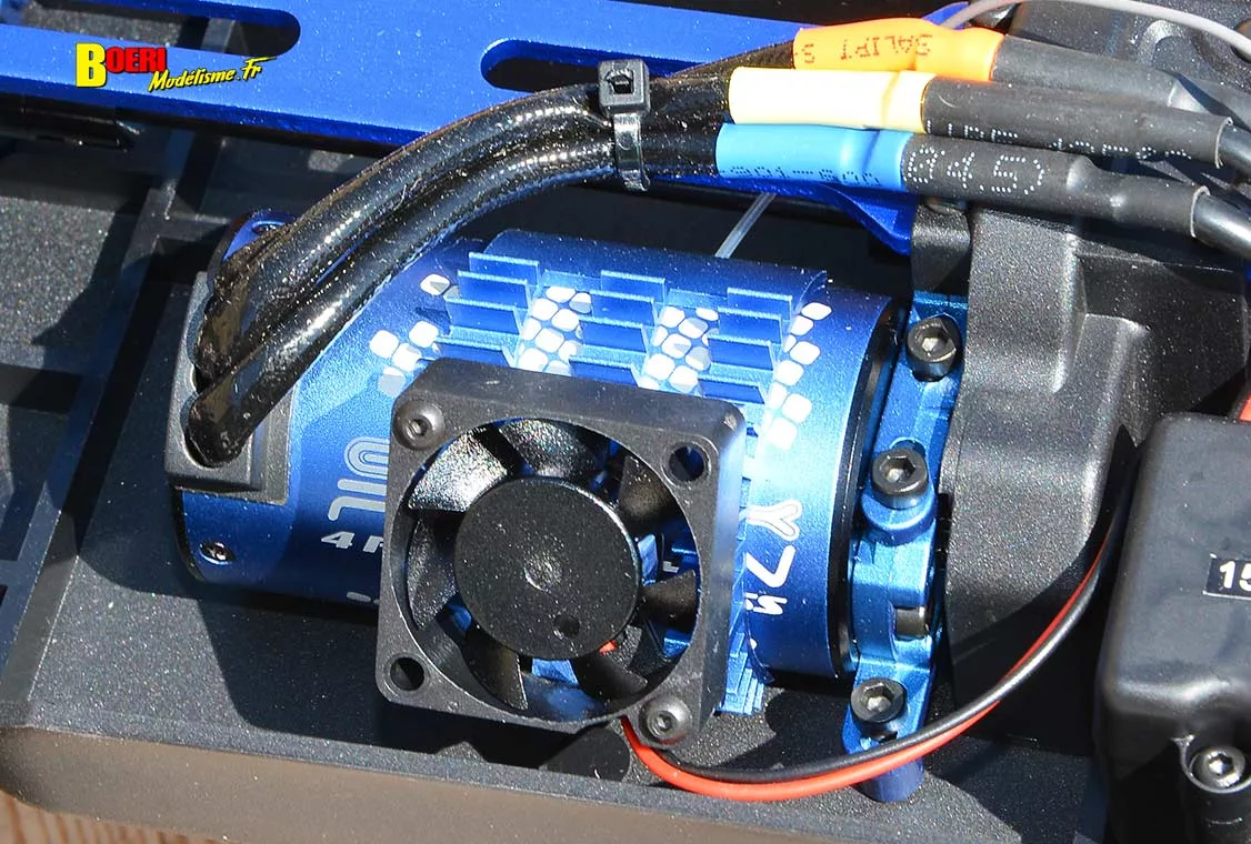 Découvrez notre test rigoureux du FTX Khaos Truggy RC 1/10 XL. Vitesse brushless, robustesse 4WD, comportement sur piste... Vaut-il son prix ? Verdict ! voiture RC FTX Khaos Truggy 4wd 1/10 XL brushless