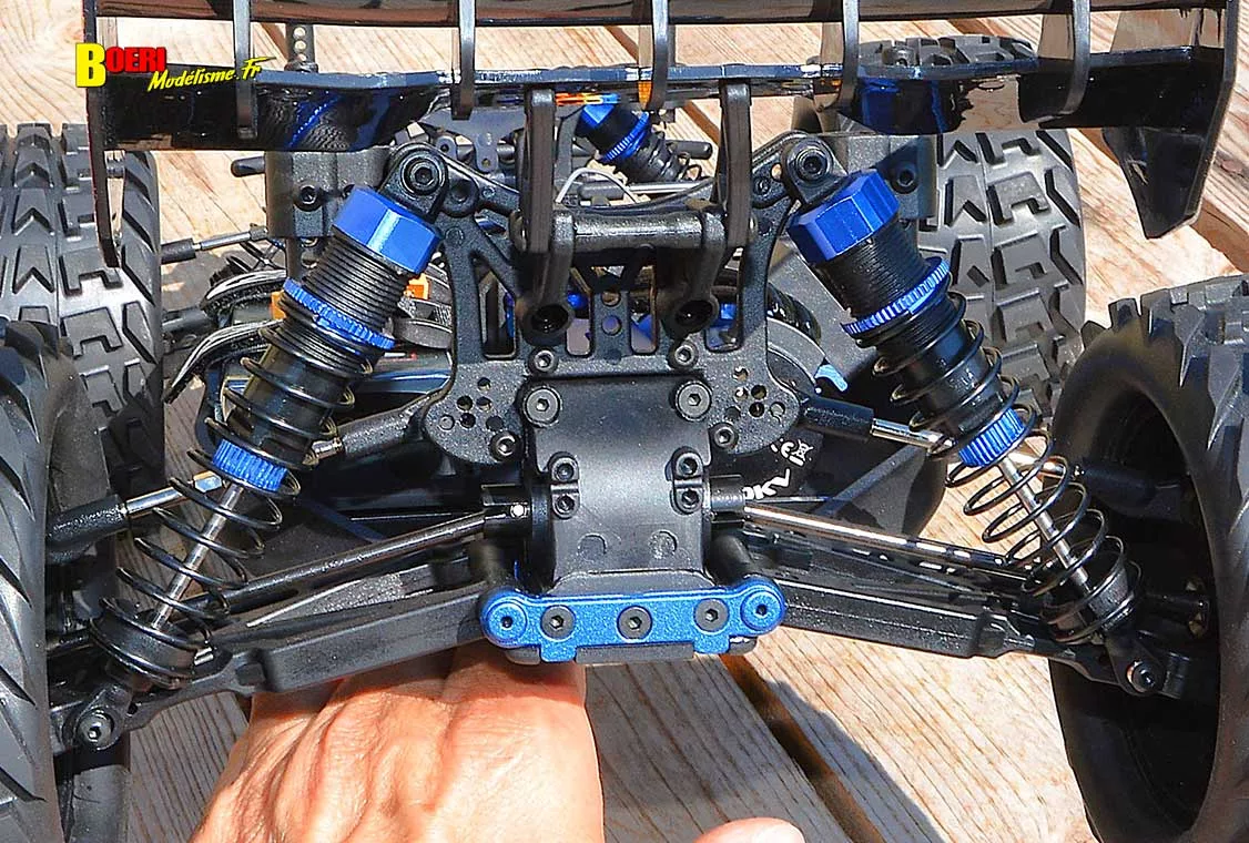Découvrez notre test rigoureux du FTX Khaos Truggy RC 1/10 XL. Vitesse brushless, robustesse 4WD, comportement sur piste... Vaut-il son prix ? Verdict ! voiture RC FTX Khaos Truggy 4wd 1/10 XL brushless
