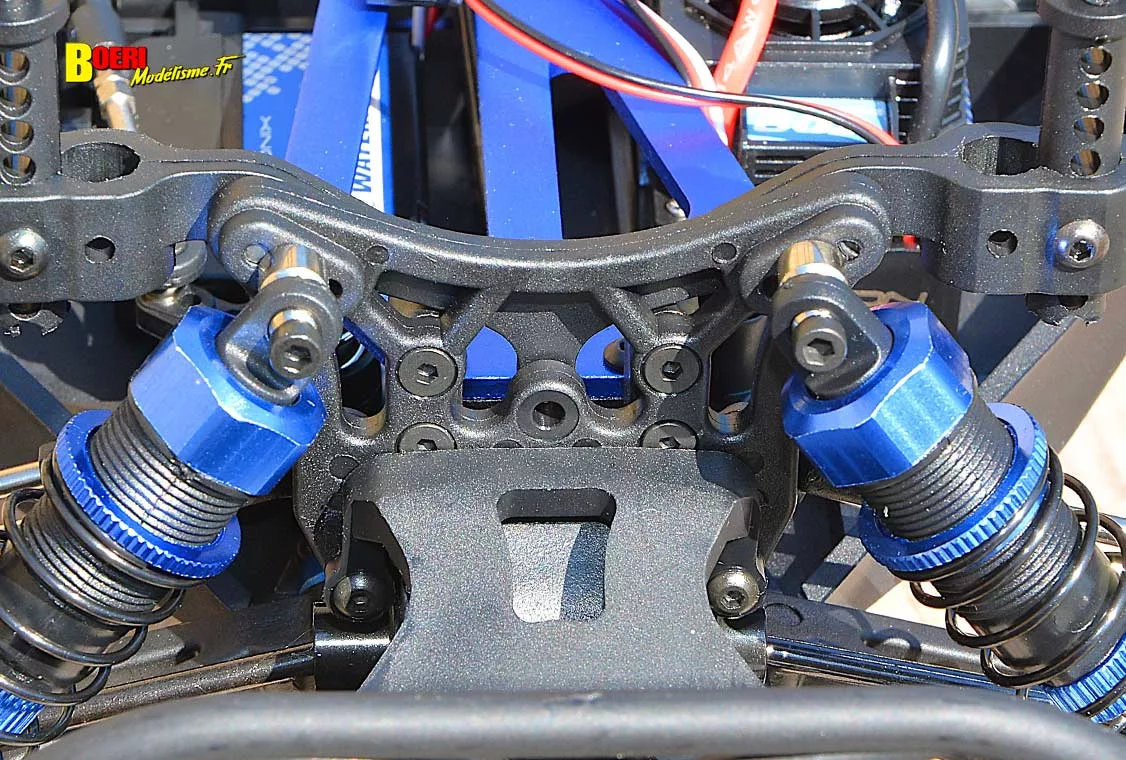 Découvrez notre test rigoureux du FTX Khaos Truggy RC 1/10 XL. Vitesse brushless, robustesse 4WD, comportement sur piste... Vaut-il son prix ? Verdict ! voiture RC FTX Khaos Truggy 4wd 1/10 XL brushless