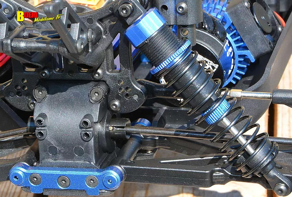 Découvrez notre test rigoureux du FTX Khaos Truggy RC 1/10 XL. Vitesse brushless, robustesse 4WD, comportement sur piste... Vaut-il son prix ? Verdict ! voiture RC FTX Khaos Truggy 4wd 1/10 XL brushless