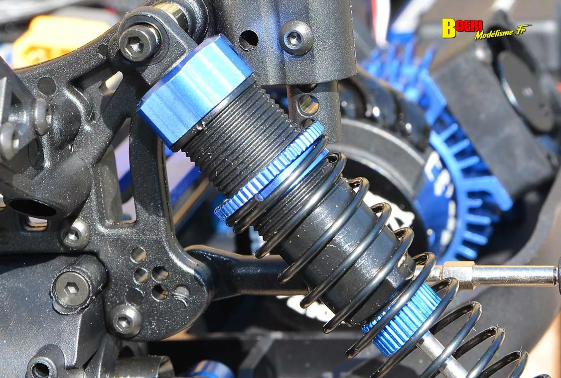 Découvrez notre test rigoureux du FTX Khaos Truggy RC 1/10 XL. Vitesse brushless, robustesse 4WD, comportement sur piste... Vaut-il son prix ? Verdict ! voiture RC FTX Khaos Truggy 4wd 1/10 XL brushless