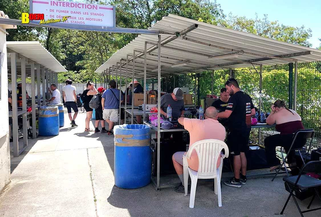 Le podium et la zone de ravitaillemnt pour les thermiques du club MMM de Marseille. finale du challenge mini racing tour de provence à marseille 20 juin 2026