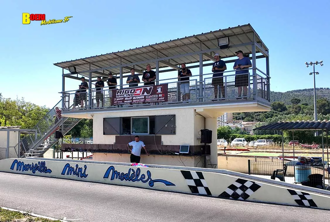 Le podium et la zone de ravitaillemnt pour les thermiques du club MMM de Marseille. finale du challenge mini racing tour de provence à marseille 20 juin 2026