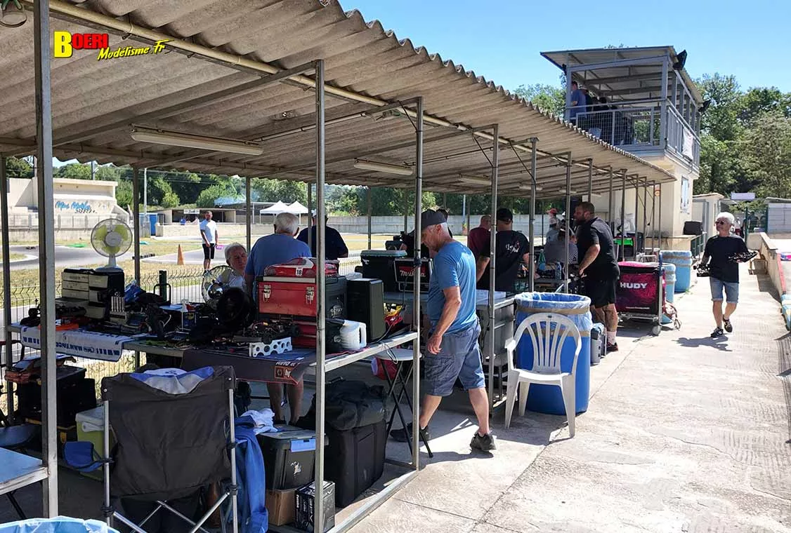 Le podium et la zone de ravitaillemnt pour les thermiques du club MMM de Marseille. finale du challenge mini racing tour de provence à marseille 20 juin 2026